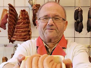 Walter Wicklein holt die rohen Bratwürste aus der Theke. Er darf sie weiterhin braten. Foto: Corinna Igler