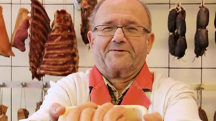 Walter Wicklein holt die rohen Bratwürste aus der Theke. Er darf sie weiterhin braten. Foto: Corinna Igler
