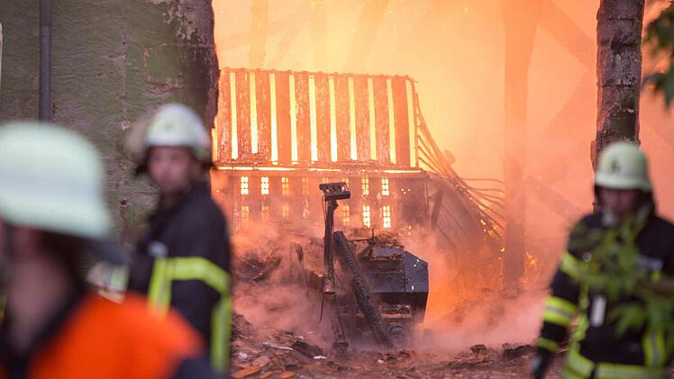 Am Dienstagnachmittag (06.08.2013) kam es in Aha zu einem Vollbrand einer Scheune. Der Brand wurde durch einen Blitzschlag ausgeloest. In der Scheune befanden sich zahlreiche Rinder, die aber noch rechtzeitig aus den Flammen befreit werden konnten. Personen kamen nach ersten Aussagen nicht zu Schaden. Insgesamt waren 150 Feuerwehrleute im Einsatz. Foto: News5 / Goppelt