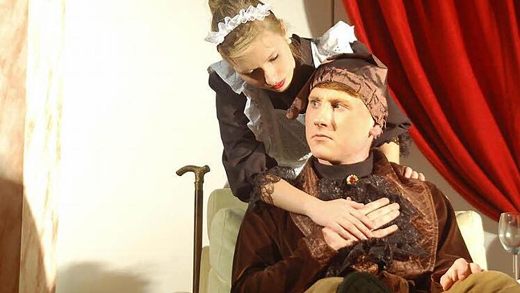 Klasse spielten die beiden Hauptdarsteller Laura Schrutka als Zimmermädchen Toinette und Ludwig Seubert als eingebildeter Kranker.  Foto: Arnold