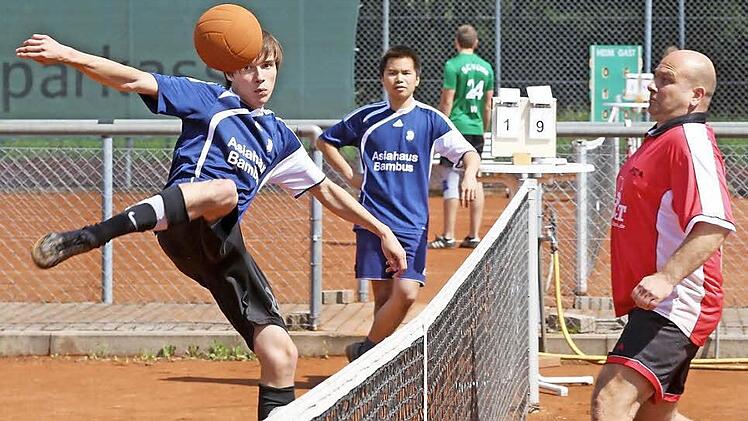 Mit großem Einsatz wurde beim Fußballtennisturnier auf Landkreisebene um den Sieg gekämpft. Das Bild zeigt eine Aktion zwischen dem Team C.F. Ualehcim und Irrlicht Ebensfeld (rotes Trikot).  Foto: Klaus Gagel