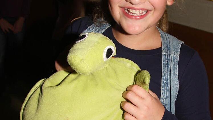 Helin Sert hat sich ihre Kissenschildkröte mitgebracht, dass die Lesenacht besonders gemütlich wird.