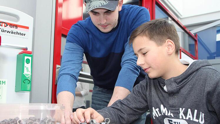 Rothkegel: Alexander Kötzner, Azubi im 2. Lehrjahr, erklärt Julian Schlotter, was der Beruf eines Metallbauers mit sich bringt. Foto: Ulrike Müller