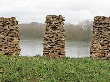 "Menosgada" heißt diese Installation Hubert Kollings aus Jurakalksteinen am Wiesener Wöhrdsee, die den Felsentürmen des Staffelbergs nachempfunden ist. Im Hintergrund lugt der echte Staffelberg empor.