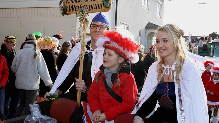 Das Prinzenpaar aus Weißenbrunn ließ sich im offenen Fahrzeug chauffieren. .