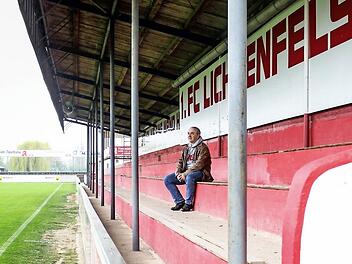 Das Lichtenfelser Karl-Fleschutz-Stadion ist ein Fleckchen für Fußball-Romantiker. Vorsitzender Thomas Neckermann fühlt sich wohl im Wohnzimmer seines Vereins: "Es hat ein bisschen englisches Flair", sagt der 52-Jährige. Fotos: Martin Kreklau