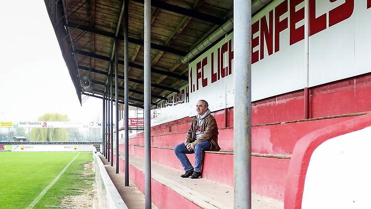 Das Lichtenfelser Karl-Fleschutz-Stadion ist ein Fleckchen für Fußball-Romantiker. Vorsitzender Thomas Neckermann fühlt sich wohl im Wohnzimmer seines Vereins: "Es hat ein bisschen englisches Flair", sagt der 52-Jährige. Fotos: Martin Kreklau