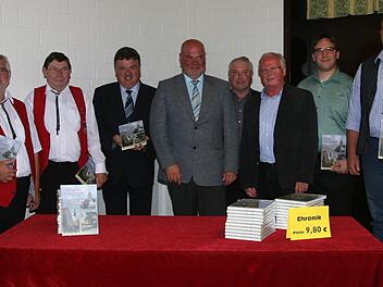 Die Autoren Georg Weisath, Herbert Schmidt, Stefan Dippold und Matthias Rupprecht mit Landrat Klaus Peter Söllner, Bürgermeister Ralph Holzmann, Zweitem Bürgermeister Fritz Rösch und Altbürgermeister Dieter Oertel. Foto: Klaus Klaschka