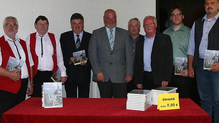 Die Autoren Georg Weisath, Herbert Schmidt, Stefan Dippold und Matthias Rupprecht mit Landrat Klaus Peter Söllner, Bürgermeister Ralph Holzmann, Zweitem Bürgermeister Fritz Rösch und Altbürgermeister Dieter Oertel. Foto: Klaus Klaschka