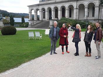 Zur Vorstellung des Gastspielprogramms konnte Kurdirektorin Andrea Schallenkammer (Bildmitte) Vertreter des Theaters Schloss Maßbach im Staatsbad begrüßen. Dramaturg Sebastian Worch, Leiterin Anne Maar sowie die Schauspieler Anna Schindlbeck und Benjamin Jorns (von links) ließen sich gleich einige Besonderheiten des historischen Ambientes erklären. Foto: Rolf Pralle