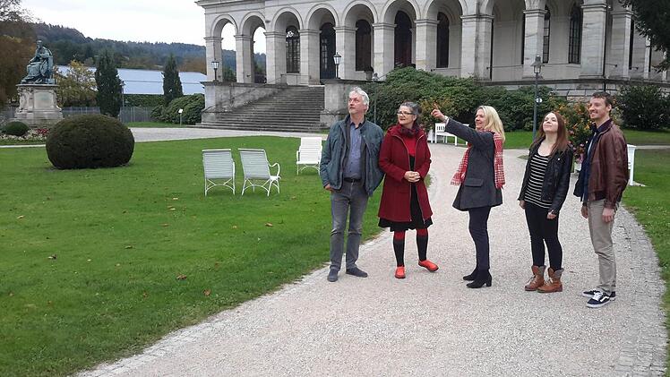 Zur Vorstellung des Gastspielprogramms konnte Kurdirektorin Andrea Schallenkammer (Bildmitte) Vertreter des Theaters Schloss Maßbach im Staatsbad begrüßen. Dramaturg Sebastian Worch, Leiterin Anne Maar sowie die Schauspieler Anna Schindlbeck und Benjamin Jorns (von links) ließen sich gleich einige Besonderheiten des historischen Ambientes erklären. Foto: Rolf Pralle