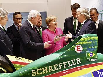 Georg F. W. Schaeffler, Matthias Wissmann, VDA-Präsident, Volker Bouffier, Ministerpräsident Hessen, Peter Pleus, Vorstand Automotive Schaeffler AG, Angela Merkel, Klaus Rosenfeld, Vorsitzender des Vorstands Schaeffler AG, Peter Gutzmer, Stellvertretender Vorsitzender des Vorstands und Vorstand Technologie Schaeffler AG, Matthias Zink, Vorstand Automotive Schaeffler AG (v. l.)Schaeffler