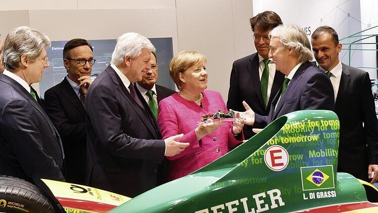 Georg F. W. Schaeffler, Matthias Wissmann, VDA-Präsident, Volker Bouffier, Ministerpräsident Hessen, Peter Pleus, Vorstand Automotive Schaeffler AG, Angela Merkel, Klaus Rosenfeld, Vorsitzender des Vorstands Schaeffler AG, Peter Gutzmer, Stellvertretender Vorsitzender des Vorstands und Vorstand Technologie Schaeffler AG, Matthias Zink, Vorstand Automotive Schaeffler AG (v. l.)Schaeffler