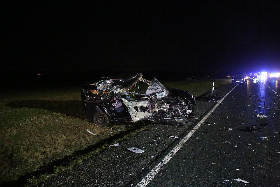 Kreis Kronach: Frontalzusammenstoß mit Lkw - Mutter und zwei Kinder teils schwer verletzt