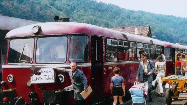 Das "Gatzerle" im Wertheimer Bahnhof vor seiner letzten planm&auml;&szlig;igen Fahrt 1976. Foto: Jochen Armbrust
