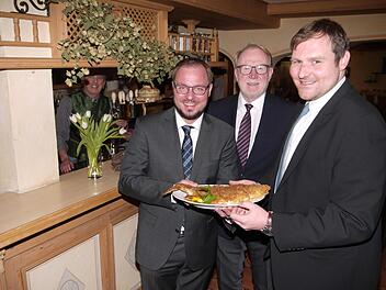 Servierten Fisch und ihre politischen Ziel für das kommende Jahr: Die Hauptredner beim politischen Aschermittwoch des CSU-Ortsverbandes in Grub am Forst, Sebastian Straubel, Hans Michelbach und Martin Mittag (von links).Berthold Köhler