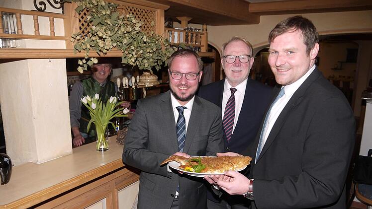 Servierten Fisch und ihre politischen Ziel für das kommende Jahr: Die Hauptredner beim politischen Aschermittwoch des CSU-Ortsverbandes in Grub am Forst, Sebastian Straubel, Hans Michelbach und Martin Mittag (von links).Berthold Köhler