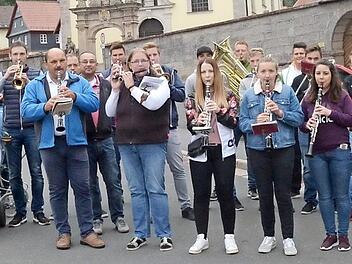 Schon in den frühen Morgenstunden am Samstag zogen Musiker des Musikvereins Glosberg von Haus zu Haus, um die Bewohner des Wallfahrtsortes mit einem "Ständerla" zu erfreuen. Foto: Karl-Heinz Hofmann