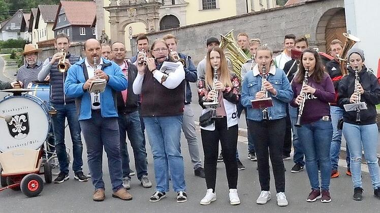 Schon in den frühen Morgenstunden am Samstag zogen Musiker des Musikvereins Glosberg von Haus zu Haus, um die Bewohner des Wallfahrtsortes mit einem "Ständerla" zu erfreuen. Foto: Karl-Heinz Hofmann