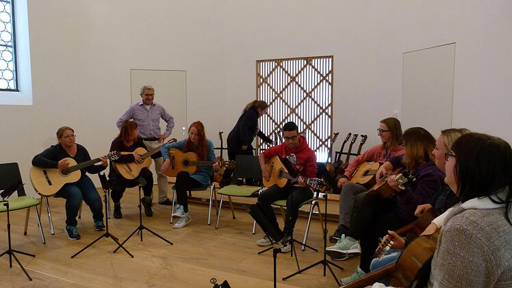 Angehende Kinderpflegerinnen greifen in der ebenfalls sanierten "Kapelle" zu Gitarren und bringen Schulleiter Wilhelm Schmidt ein Ständchen.Foto: Marion Krüger-Hundrup