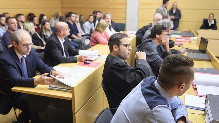 Vier junge M&auml;nner mussten sich in W&uuml;rzburg vor Gericht verantworten.  Foto: Daniel Peter