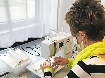 Engagiertes Team: Statt zu unterrichten produzieren die Fachlehrerinnen für den Landkreis Haßberge Behelfsmasken. Seit rund einer Woche sitzen die Lehrerinnen fleißig an der Nähmaschine, um Behelfsmasken aus Vlies herzustellen. Durchschnittlich werden am Tag rund 800 Behelfsmasken genäht.  Foto: Eva Parissi