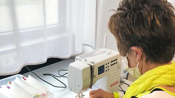 Engagiertes Team: Statt zu unterrichten produzieren die Fachlehrerinnen für den Landkreis Haßberge Behelfsmasken. Seit rund einer Woche sitzen die Lehrerinnen fleißig an der Nähmaschine, um Behelfsmasken aus Vlies herzustellen. Durchschnittlich werden am Tag rund 800 Behelfsmasken genäht.  Foto: Eva Parissi