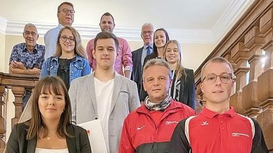 Freude &uuml;ber die erfolgreichen Abschl&uuml;sse der Ausbildungen bei der Stadt Ha&szlig;furt und den st&auml;dtischen Unternehmen: Das Bild zeigt von links (vordere Reihe) Saskia Wenzel und Ludwig Wolf, in der zweiten Reihe Udo Greich, in der dritten Reihe Stefan Geier, in der vierten Hanna Vollert und Eva Jilke, in der f&uuml;nften Felix Z&ouml;sch, Stephan Schneider und Janine H&ouml;chner sowie in der sechsten Reihe Hans-Joachim Schiewer und B&uuml;rgermeister G&uuml;nther Werner. Foto: Annabell Sahlender/Stadt Ha&szlig;furt