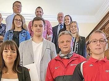 Freude über die erfolgreichen Abschlüsse der Ausbildungen bei der Stadt Haßfurt und den städtischen Unternehmen: Das Bild zeigt von links (vordere Reihe) Saskia Wenzel und Ludwig Wolf, in der zweiten Reihe Udo Greich, in der dritten Reihe Stefan Geier, in der vierten Hanna Vollert und Eva Jilke, in der fünften Felix Zösch, Stephan Schneider und Janine Höchner sowie in der sechsten Reihe Hans-Joachim Schiewer und Bürgermeister Günther Werner. Foto: Annabell Sahlender/Stadt Haßfurt