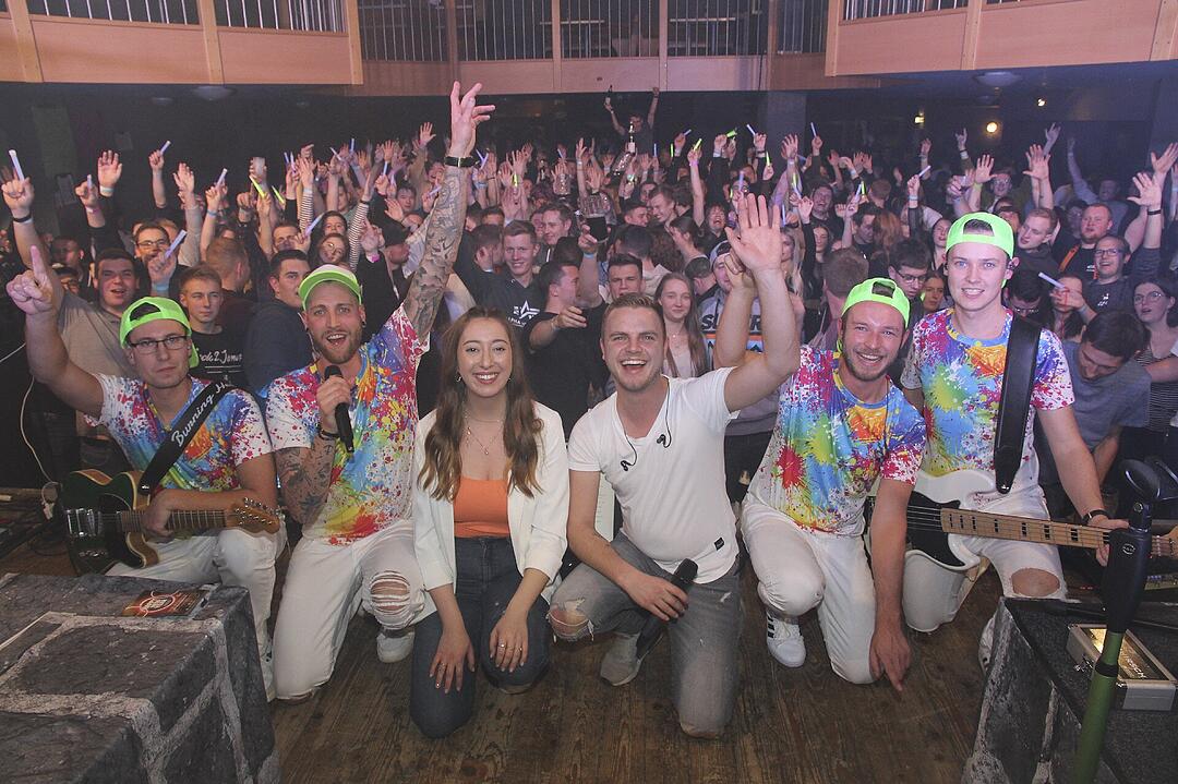 Die Partyband "Power" heizte ordentlich ein.