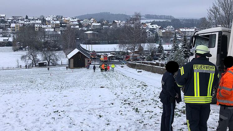 Arnshausen: Eisglatte Fahrbahn - Müllwagen rutscht in Graben - Mitarbeiter verletzt sich