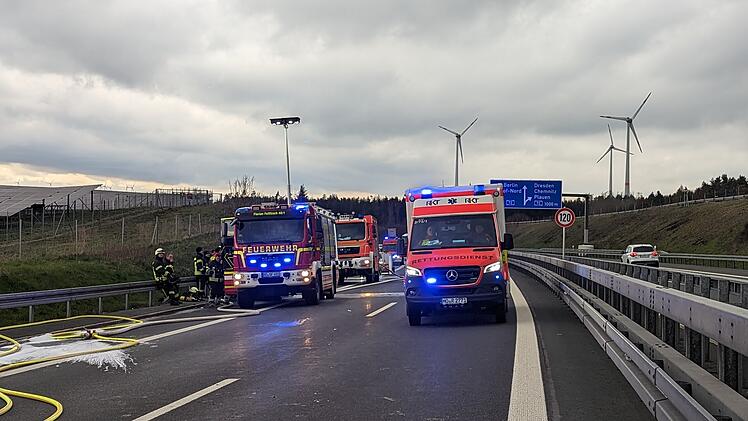 A93 bei Trogen: Lkw-Brand führt zu starker Rauchentwicklung - Autobahn voll gesperrt