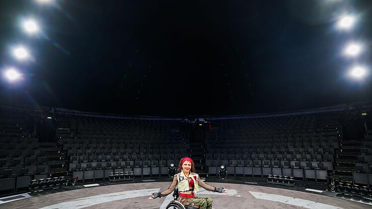 Querschnittsgel&auml;hmte Akrobatin Pan