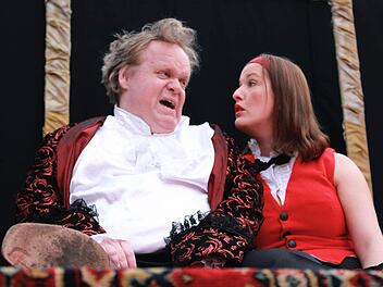 Sir Toby (Stephan Bach) und Maria (Christiane Reichert). Fotos: Christian Weiss