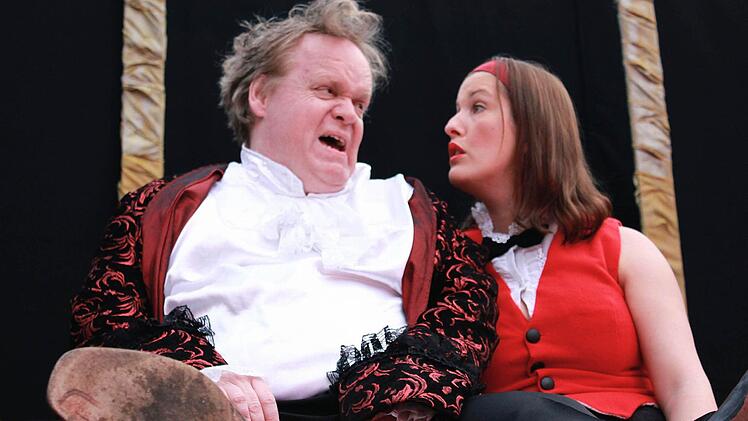 Sir Toby (Stephan Bach) und Maria (Christiane Reichert). Fotos: Christian Weiss