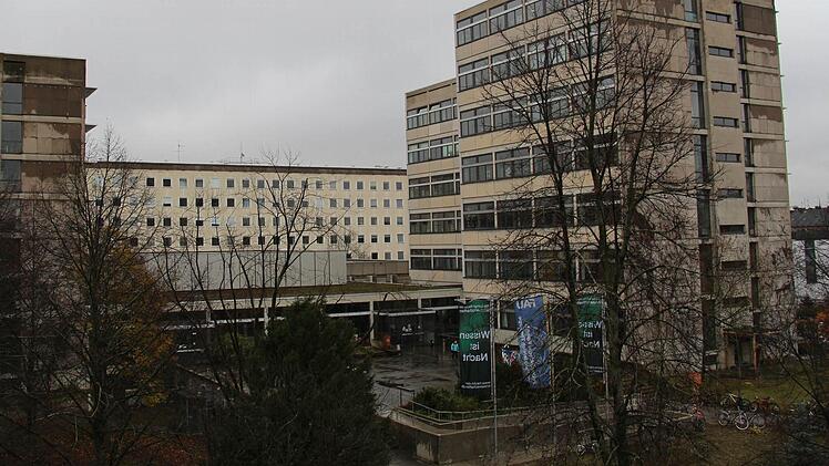 Im Hintergrund das zum größten Teil gesperrte Institutsgebäude in der Erlanger Kochstraße. Vorne der Audimax in Erlangen und die "Philosophentüme" in der Bismarckstraße. Foto: Christian Bauriedel