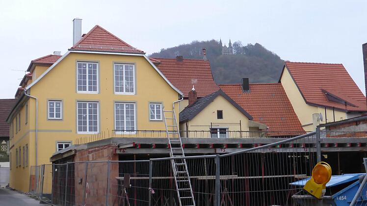 Ein stilechtes Walmdach wurde komplett neu ergänzt, die Stadtwohnungen bekommen durch die neuen Fensterfronten viel Licht