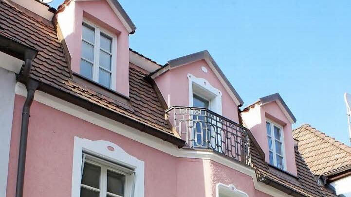 Bei der kürzlich durchgeführten Schmuckziegelaktion des FSV gab es unter anderem eine Prämie für die Fassaden- und Dachsanierung in der Apothekenstraße 13 in Forchheim. Foto: fra-press
