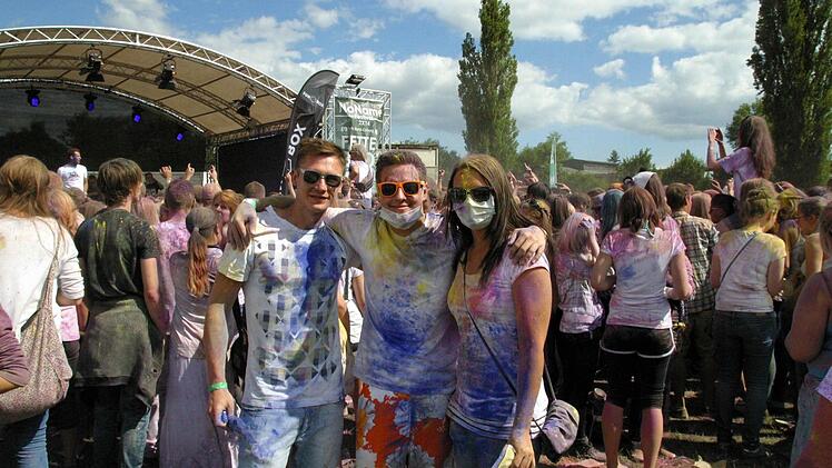 Michael und Tom aus Weidhausen und Stefanie aus Sonneberg wollten schon 2013 zum Holi-Fest kommen, das dann abgesagt wurde. Jetzt hat es geklappt, und sie freuen sich. Bettina Knauth