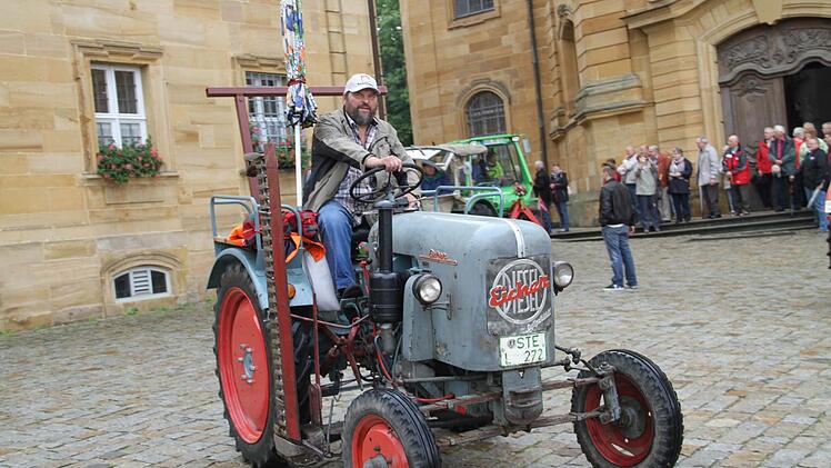 Oben angekommen, warten die Fahrzeuge und ihre Besitzer auf dem kirchlichen Segen.