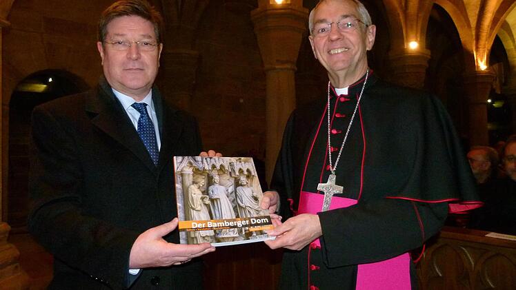 Verleger Albrecht Weiland überreichte Erzbischof Ludwig Schick das neue Dombuch.Foto: Marion Krüger-Hundrup