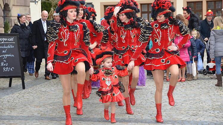 Faschingszug durch die Stadt. Foto: Peter Rauch