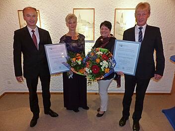 Mit Sabine Hoffmann (40 Jahre, Zweite von links) und Susanne Helgerth (25 Jahre) feierten zwei Mitarbeiterinnen ihre langjährige Betriebszugehörigkeit zur Raiffeisenbank Oberland. Mit im Bild die Vorstände Ralph Goller und Peter Girndt.  Foto: Klaus-Peter Wulf