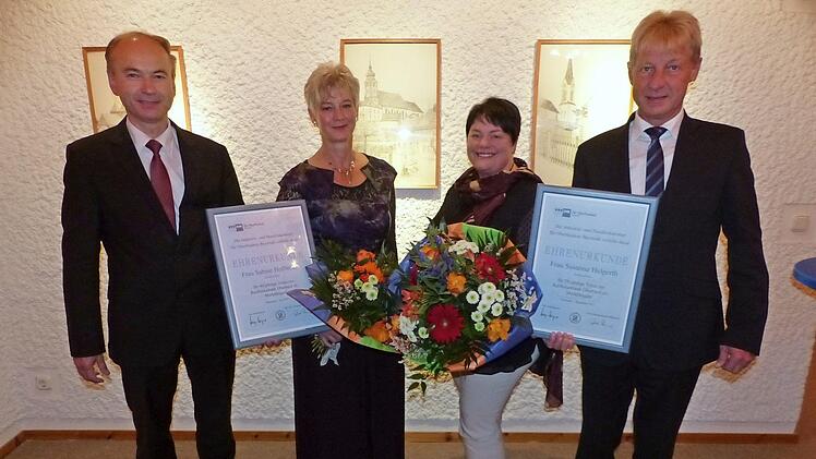 Mit Sabine Hoffmann (40 Jahre, Zweite von links) und Susanne Helgerth (25 Jahre) feierten zwei Mitarbeiterinnen ihre langjährige Betriebszugehörigkeit zur Raiffeisenbank Oberland. Mit im Bild die Vorstände Ralph Goller und Peter Girndt.  Foto: Klaus-Peter Wulf