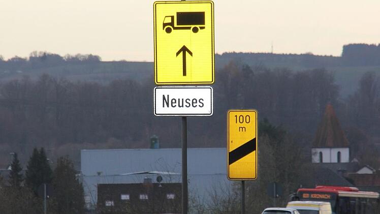 Die Anlieger wünschen sich, dass dieser Schild an der B 174 größer wird, damit es für Lkw-Fahrer besser erkennbar wird.Veronika Schadeck