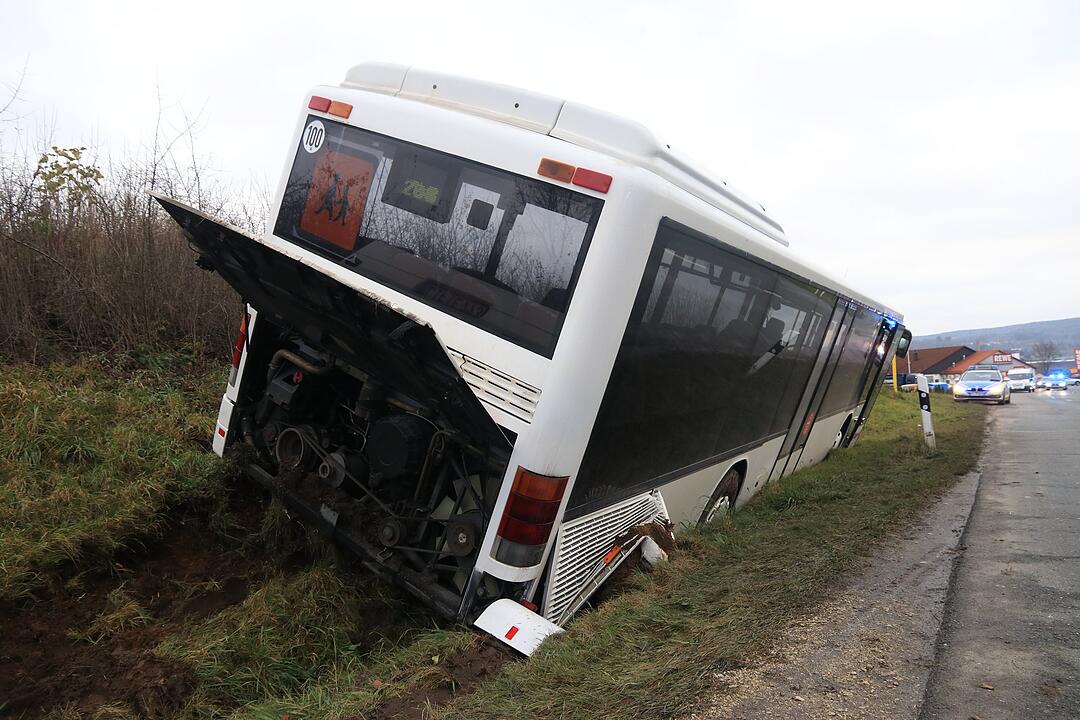 Oberfranken: Schulbus kommt von Straße ab