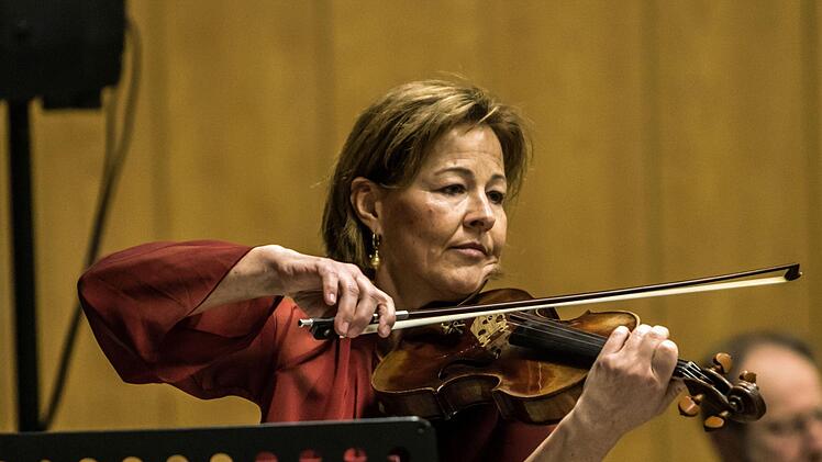 Das Orchester der Musikfreunde Neustadt unter Leitung von Hans Stähli beeindruckte mit seinem Sinfoniekonzert in der Mehrzweckhalle Heubischer Straße. Solistin war die Geigerin Birgit Thorgerd Müller.Foto: Jochen Berger