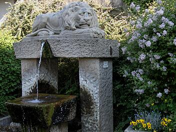 Viel Fremdwasser findet man in Kirchlauter im Kanalnetz, auch hier an der Brunnenstraße, wo der Löwe über der Lauterquelle wacht.Günther Geiling