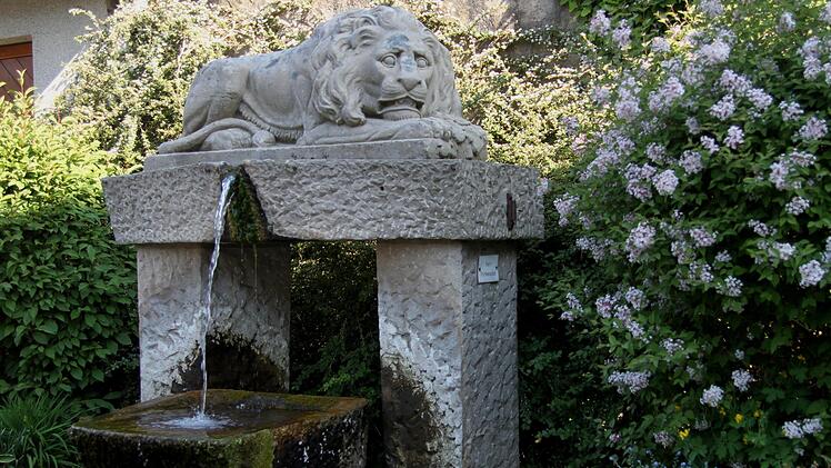 Viel Fremdwasser findet man in Kirchlauter im Kanalnetz, auch hier an der Brunnenstraße, wo der Löwe über der Lauterquelle wacht.Günther Geiling