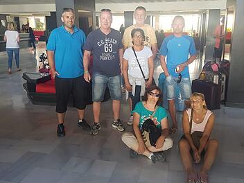 Die gestrandeten Neustadter mit gepackten Koffern im Hotel in Marokko (von links): Michael Stelzner, Alexander Diwisch, Aysun Full, Holger Full, Birgit Bartl, Frank Büchner, Doris Büchner.